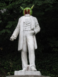 Statue of Abraham Lincoln (Ashland, Oregon) - Beheaded, Defaced with Watermelon head -wikimedia commons